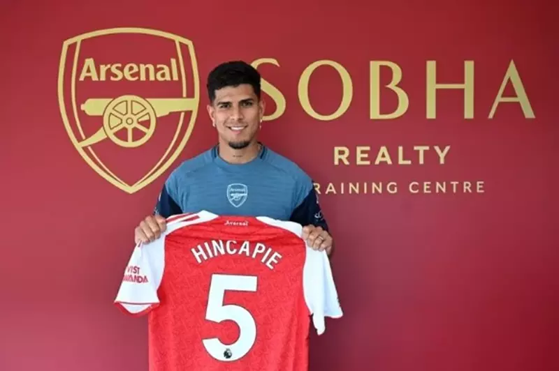 بييرو هينكابي بقميص أرسنال